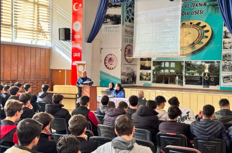 Afyonkarahisar Emniyetinden Öğrencilere Bilgilendirme Çalışması Yapıldı.
