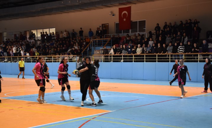 AFYONKARAHİSAR’DA GENÇ KIZLAR HENTBOL MÜSABAKALARI TAMAMLANDI