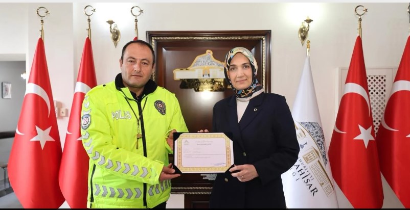 Afyonkarahisar Valisi Yiğitbaşı’ndan Trafik Polisi Cengiz Karakaya’ya Başarı Belgesi