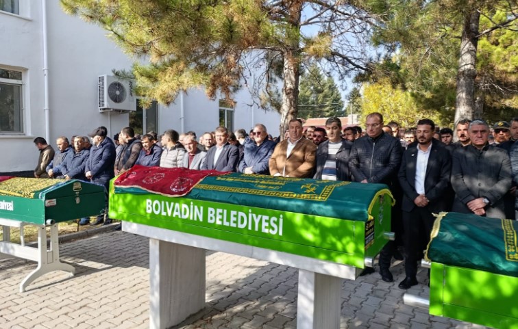Zehirlenme Faciasında Hayatını Kaybeden Anne ve İki Çocuk Bolvadin’de Toprağa Verildi