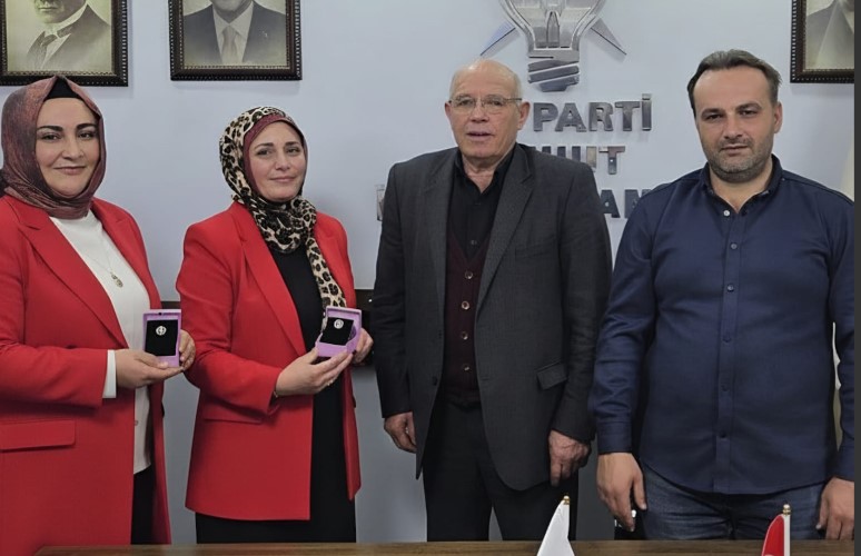 AK PARTİ ŞUHUT’TA ÜYE ÇALIŞMALARINA GÜMÜŞ ROZETLİ MOTİVASYON