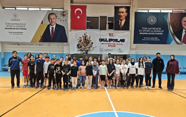 24 Kasım Öğretmenler Günü etkinlikleri kapsamında düzenlenen ferdi badminton turnuvası, Çiğiltepe Kapalı Spor Salonu’nda başarıyla tamamlandı