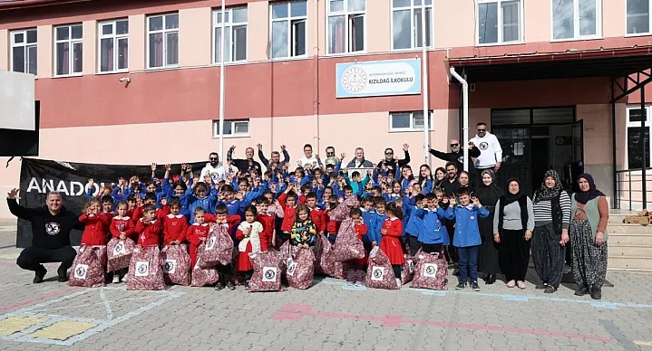 Anadolu Beşiktaşlılar Derneği, 24 Kasım Öğretmenler Günü kapsamında Kızıldağ İlkokulu'na kışlık giysi ve kitap seti desteğinde bulundu.