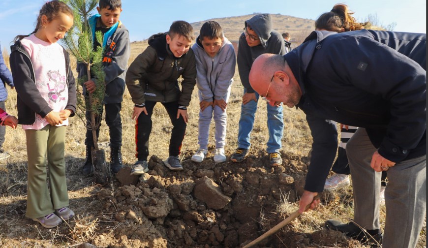 SARIK KÖYÜ’NDE MİNİKLERİN FİDAN DİKİM COŞKUSUNA AK PARTİ TEŞKİLATI ORTAK OLDU