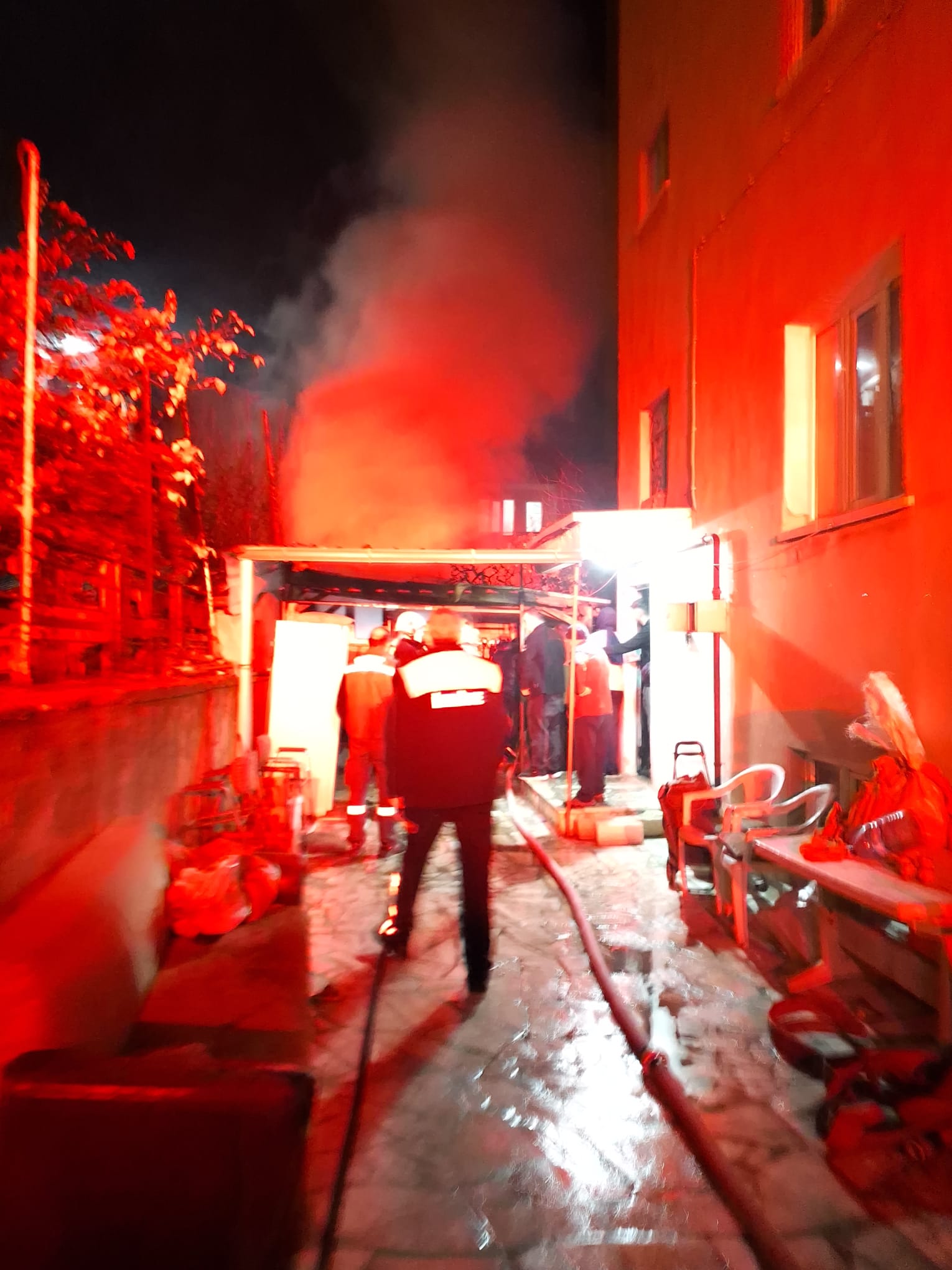 Eşrefpaşa Mahallesi’nde Kömürlük Yangını Paniğe Neden Oldu