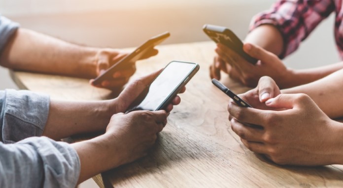 Telefondan uzak kalma korkusu psikolojiyi bozuyor!