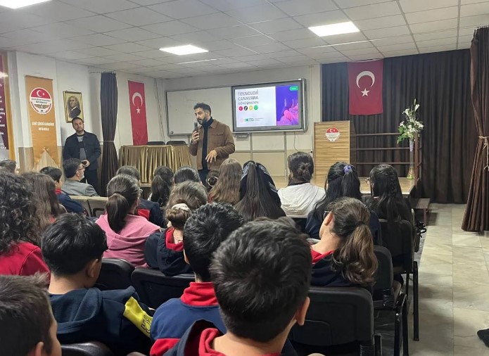 AFSÜ Başhekimi Doç. Dr. Aydın Balcı, Şehit Şükrü Karadirek Ortaokulu’nda Öğrencilerle Buluştu