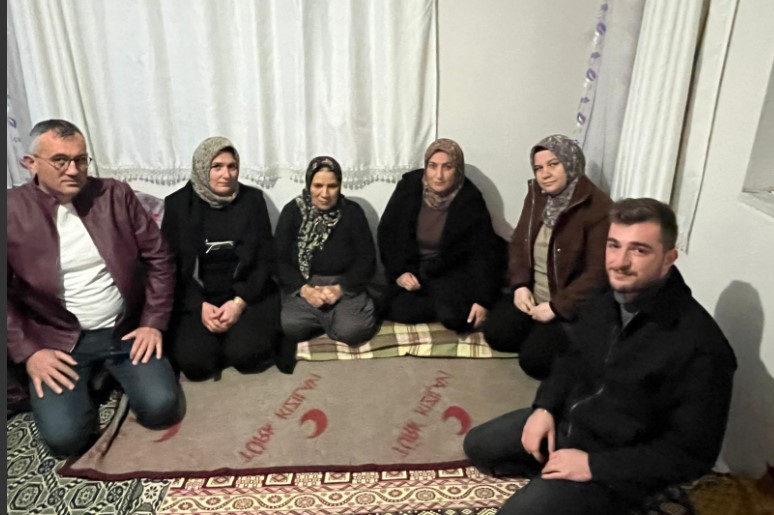 İYİ Parti Çay İlçe Başkanlığı mağdur kadına destek ziyaretinde bulundu.