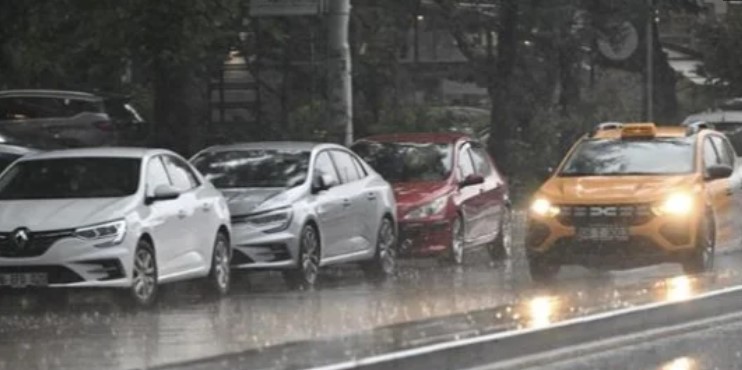 Yağışlı havalar trafikte riskleri artırıyor! Hız mutlaka düşürülmeli!