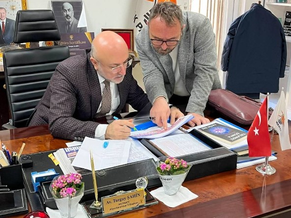 BAŞKAN ŞAHİN GÖKÇE TOKİ PROJESİNDE YÜKLENİCİ FİRMA İLE GÖRÜŞTÜ