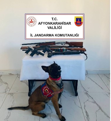 Sinanpaşa’da Jandarmadan Silah Operasyonu: 4 Av Tüfeği ve 3 Kurusıkı Tabanca Ele Geçirildi