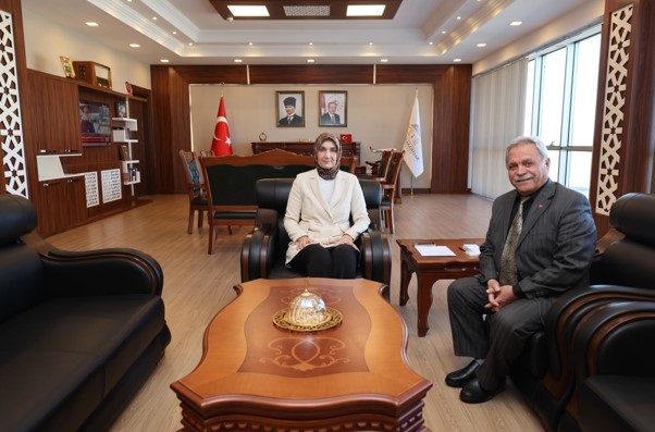Eğitimci Yarar Ahmet Hidayet ŞAHİNTEPE, Afyonkarahisar Valisi Doç. Dr. Kübra Güran Yiğitbaşını makamında ziyaret etti.