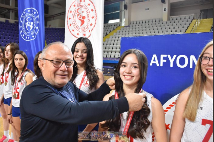 Afyonkarahisar’da Küçük Kızlar Voleybol İl Birinciliği Müsabakaları Sona Erdi