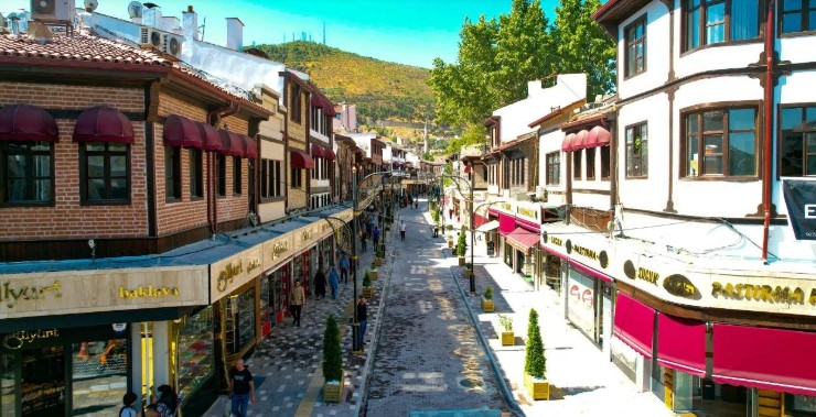 Uzun Çarşı’dan Ulu Camii’ye Nostaljik Tramvay Geliyor.