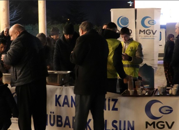 KANDİL GECESİNDE BALLI SÜT DAĞITTILAR