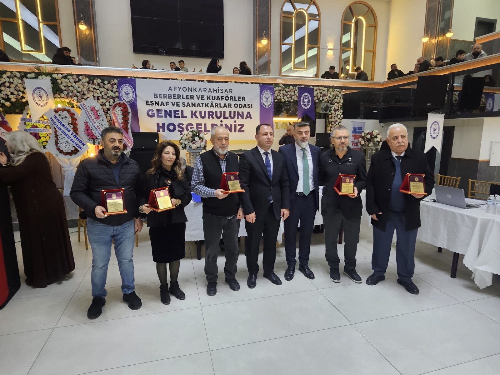 Afyonkarahisar Berberler ve Kuaförler Esnaf Odası’nda Suat UYGUR Güven Tazeledi