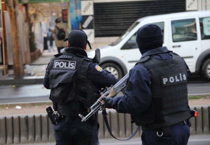 Afyonkarahisar’da Firari Hükümlülere Darbe: 2 Şahıs Yakalanarak Cezaevine Teslim Edildi