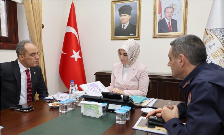 Afyonkarahisar Valisi Kübra Güran Yiğitbaşı, İçişleri Bakanı Ali Yerlikaya’nın başkanlığında düzenlenen ve 81 ilde eş zamanlı olarak Video Konferans Sistemi (VKS) üzerinden gerçekleştirilen toplantıya Katıldı.