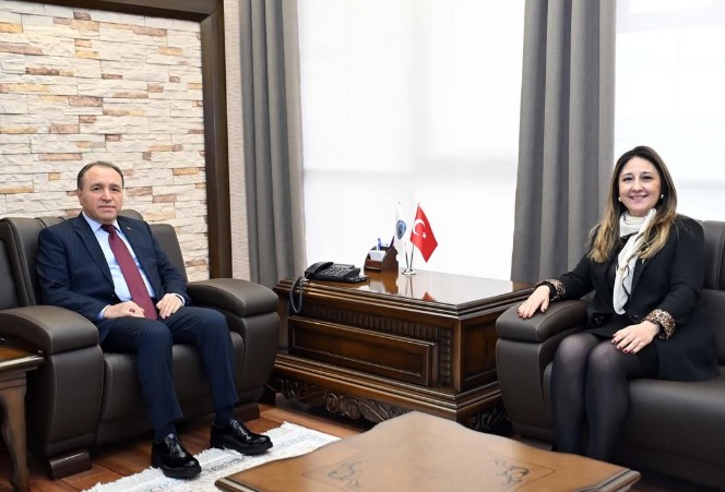 Afyonkarahisar Baro Başkanı Av. Melehat İpek Yılmaz Göktürk, Afyon Kocatepe Üniversitesi Rektörü Prof. Dr. Mehmet Karakaş'ı makamında ziyaret etti