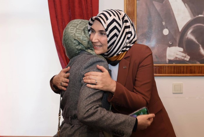 Afyonkarahisar Valisi Doç. Dr. Kübra Güran Yiğitbaşı, Valilik makamında vatandaşlarla bir araya geldi.