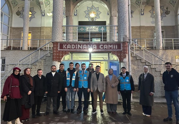 Ramazan ayına sayılı günler kala, AK Parti Afyonkarahisar İl Gençlik Kolları geleneksel hale getirdiği cami temizlik çalışmalarını bu yıl da sürdürdü. 