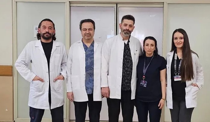 (AFSÜ) Hastanesi Kalp ve Damar Cerrahisi Kliniği, başarılı operasyonlarla şehirde ve bölgede öne çıkan bir sağlık merkezi olmayı sürdürüyor.