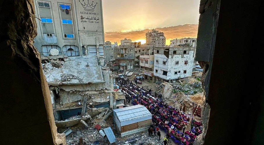 Türk Kızılay Gazze’de Ramazan’ın İlk İftar Sofrasını Kurdu