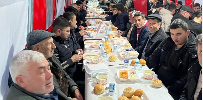 İhsaniye Belediye Başkanı Ecz.Emine Gökçe öncülüğünde, Beyköy’de yaklaşık 1000 kişinin katılımıyla iftar programı Düzenlendi